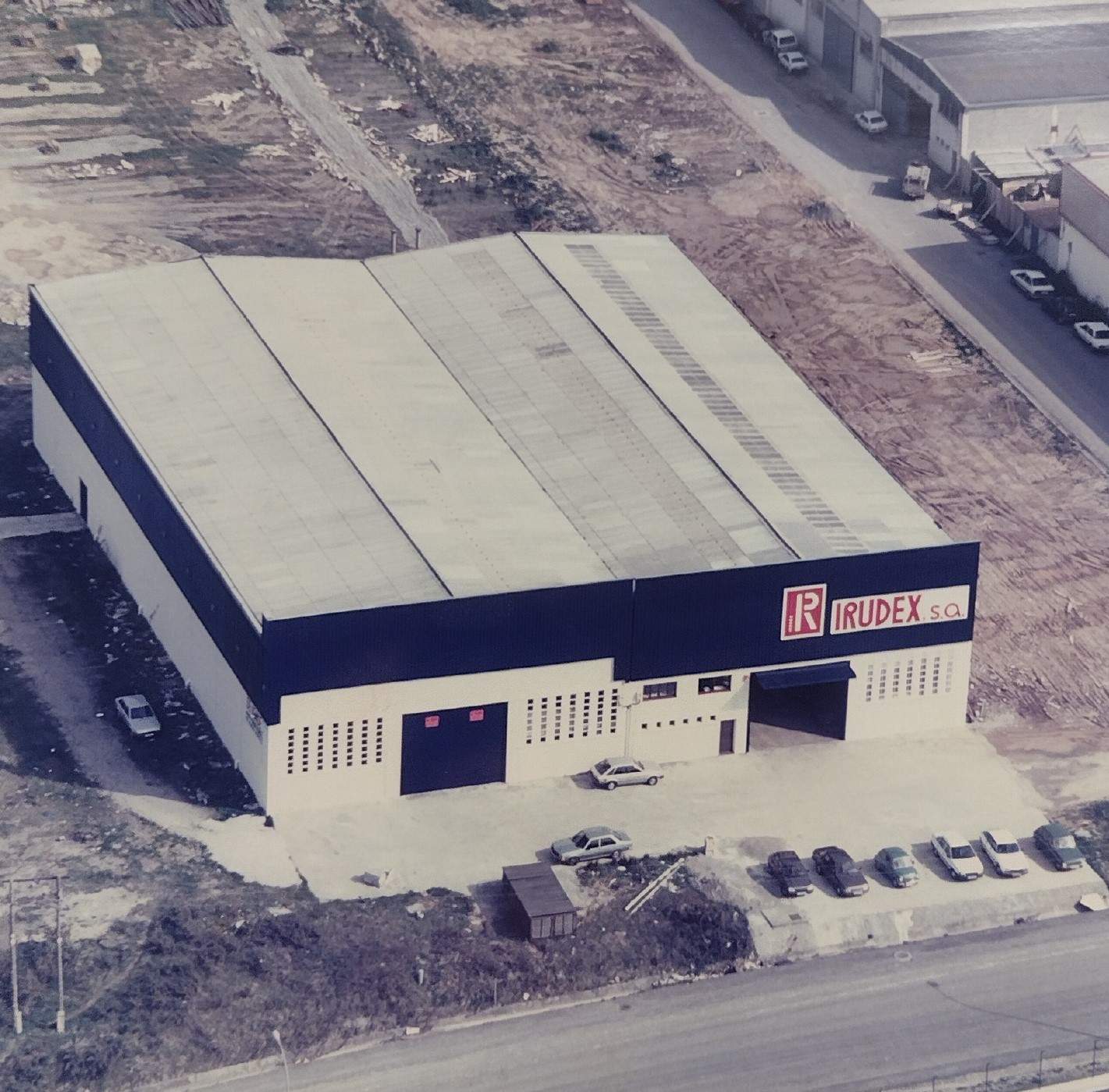 É constituída a IRUDEX S.A. com o objetivo de fornecer acessórios à crescente indústria de máquinas-ferramenta da época e estabelecida no polígono industrial de Itziar, parcela E-1.